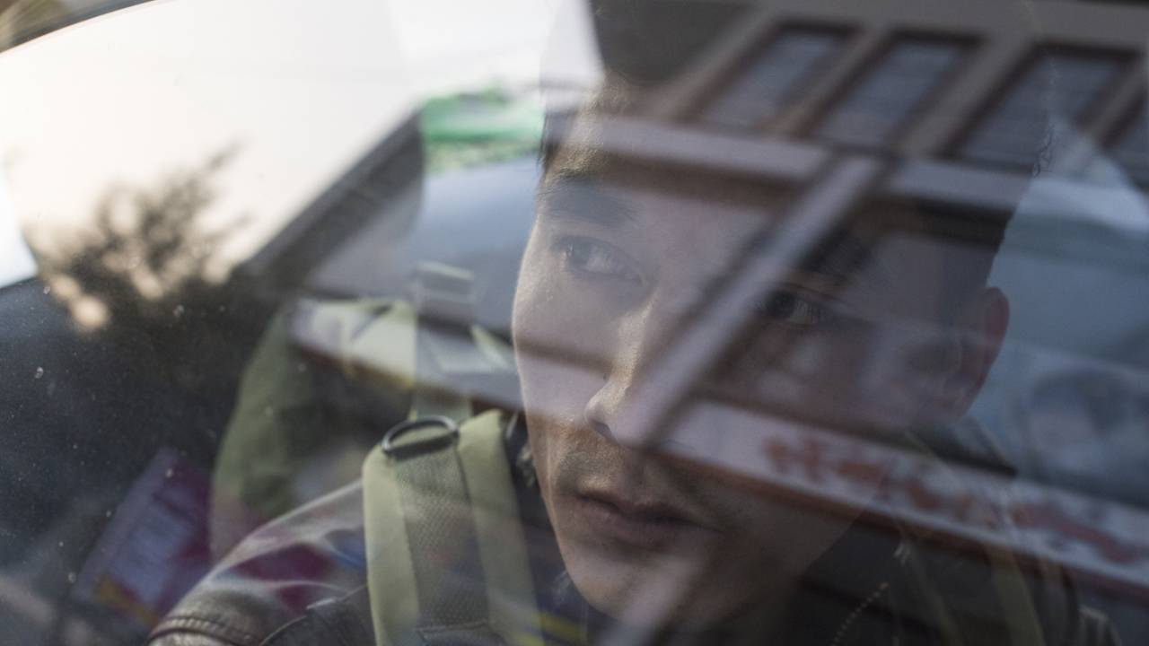 Ali Hosseini schaut aus dem Fenster eines Taxis. Er hat sich entschieden, sich von Kabul nach Pakistan aufzumachen, obwohl er keinen gültigen Pass hat. Er hofft, in Pakistan seine Familie wiederzusehen
