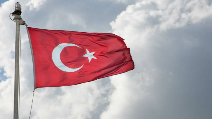 Türkische Fahne vor Wolkenhimmel